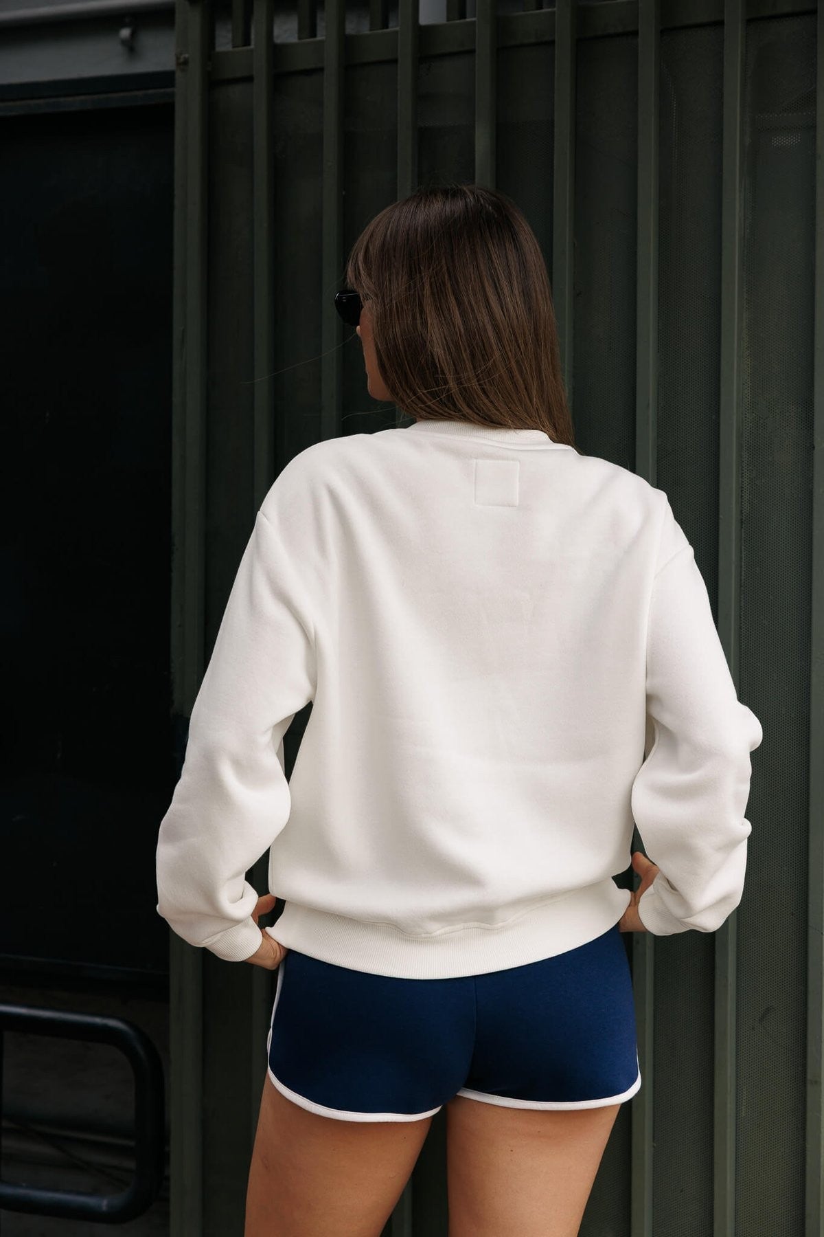 L A LETTER GRAPHIC CREWNECK